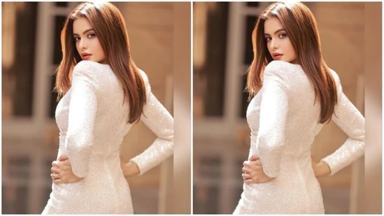 Styled by makeup artist Karishma Bajaj, Aamna decked up in nude eyeshadow, black eyeliner, mascara-laden eyelashes, drawn eyebrows, contoured cheeks and a shade of bright pink lipstick.(Instagram/@aamnasharifofficial)